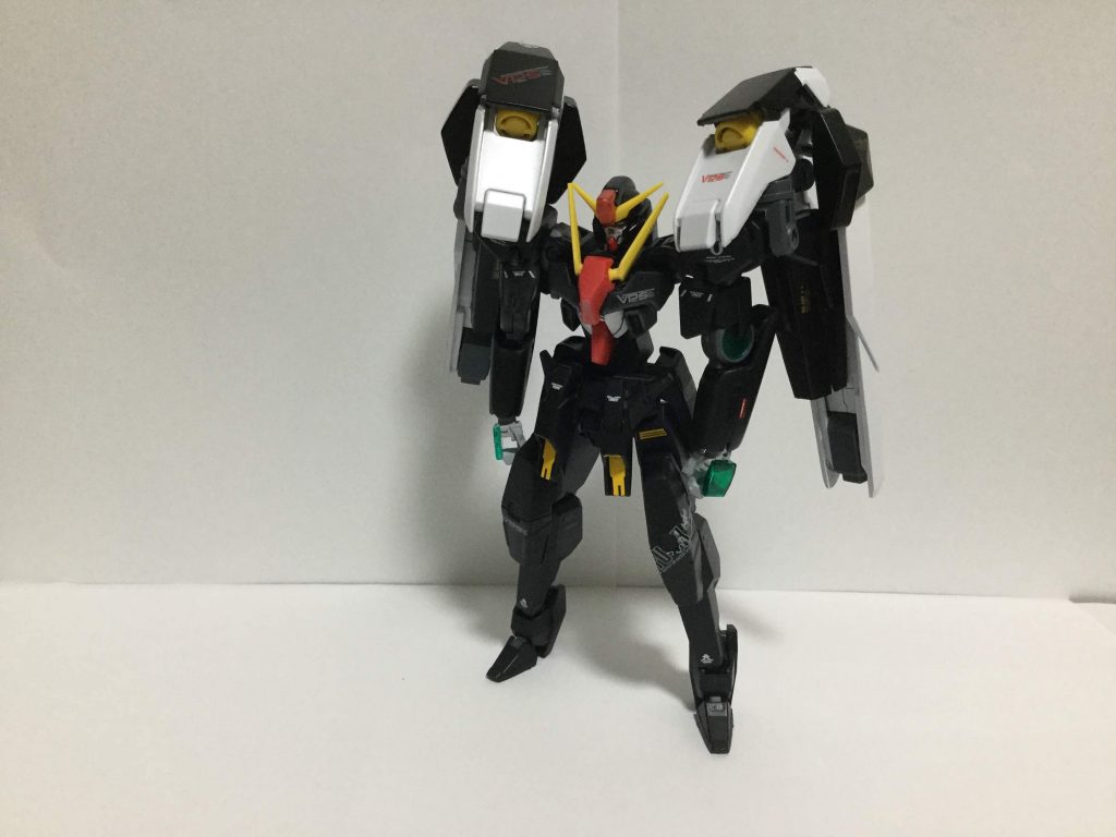 セラフィムガンダム
追加装備はこちらの方が多く
大きく機動力を上げるGNスラスターを装備
火力アップの為に膝をデュナメスのミサイルポッドに変更