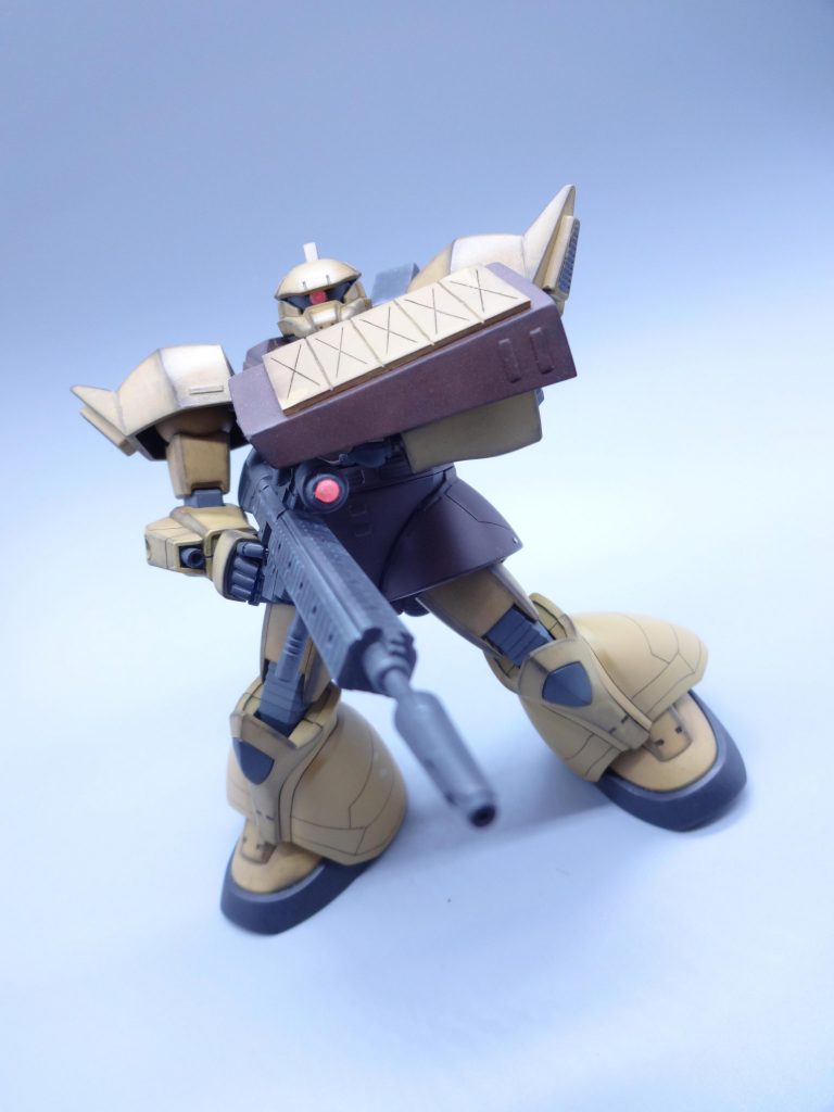 カラーは
本体：ダークイエロー
茶色部分：ダークブラウン
関節：ニュートラルグレー
黒：ミッドナイトブルー
で作成しました。
肩のダクトはゲルググJのものを切り取って拝借しました。
バックパックのサイズを合わせるのが一番大変だったように思います。