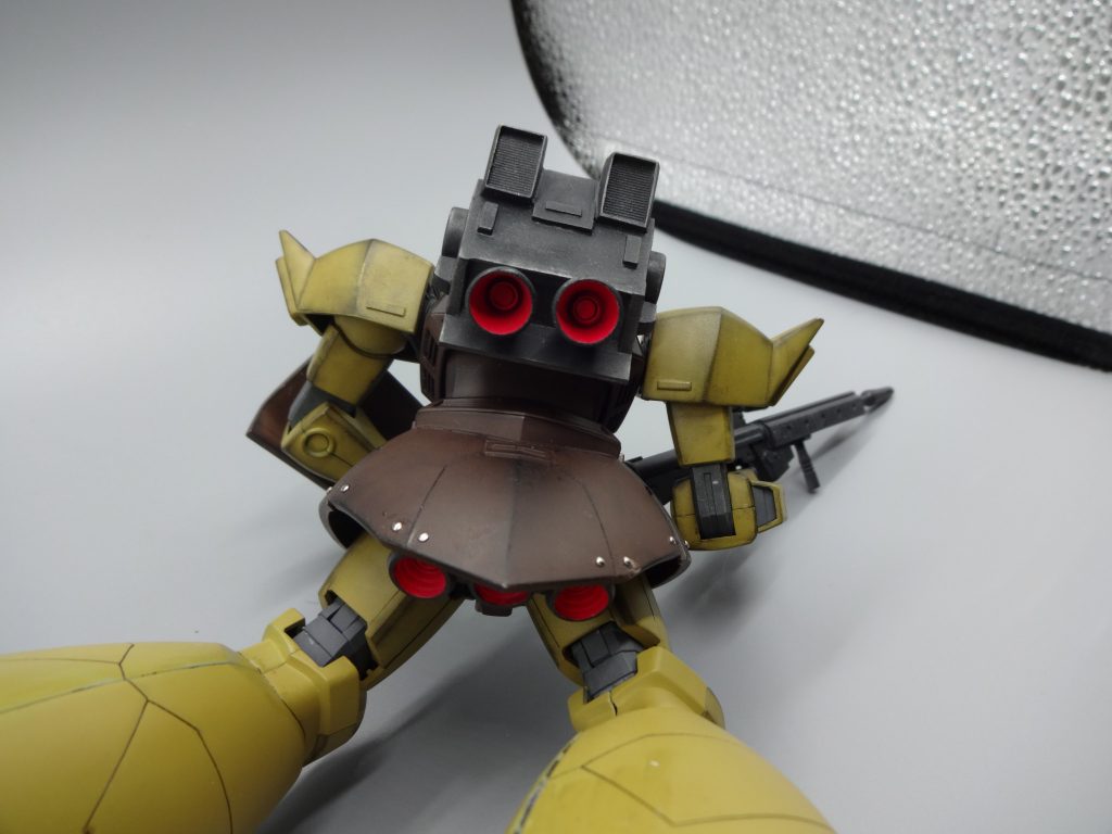 ゲルググのバックパックを基礎にして市販バーニア等で陸戦型の形に近づけました。初めてのセミスクラッチでした。