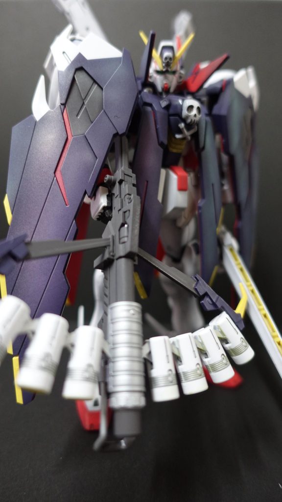 動かしても保持が厳しいキットなので別アングルで。
このピーコック・スマッシャーは塗装しないと
カッコ悪すぎたので、頑張ってマスキングしました。
うん、塗り分けてあるとやっぱカッコいいな!