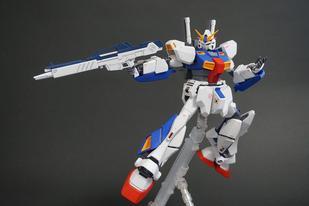 ビームライフルを構えて