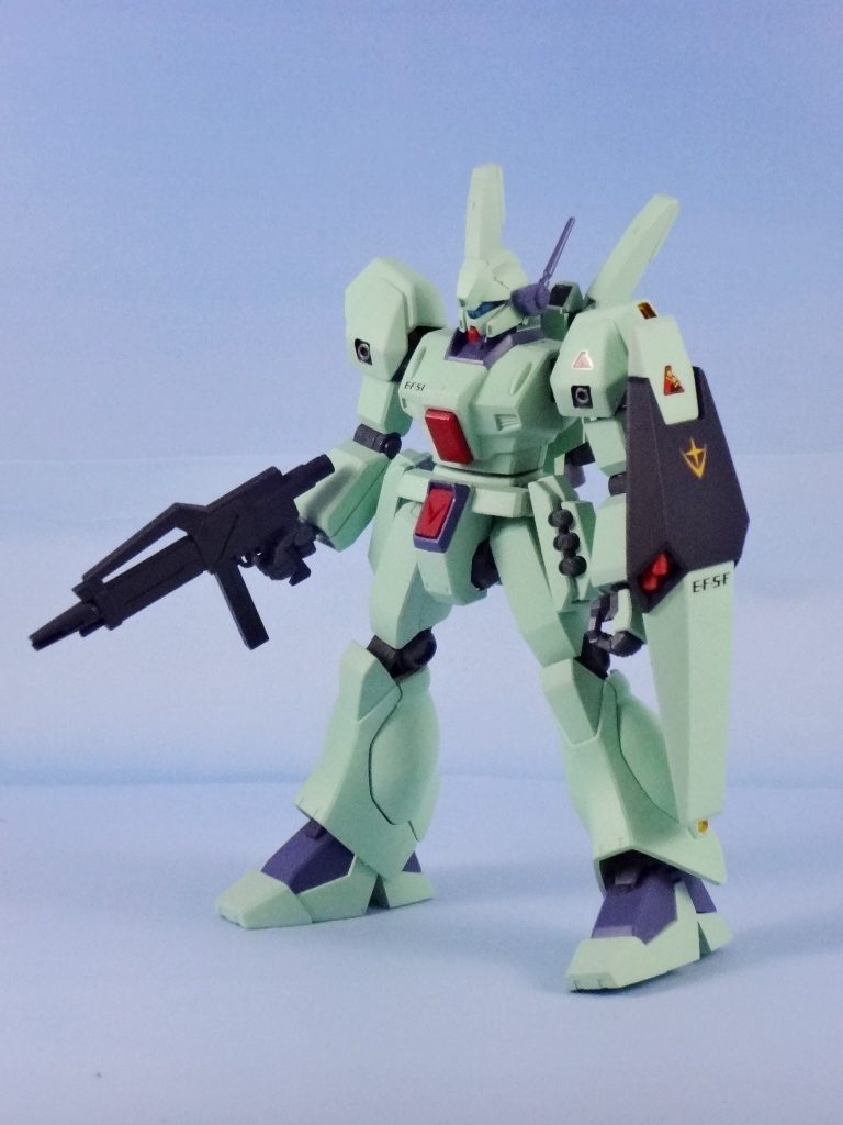 UC0093時のロンドベル仕様なのでロンドベルのロゴが赤色。
UC0096時ロンドベルのロゴが青。制服デザインも含めて、なんで変えたんだろ?