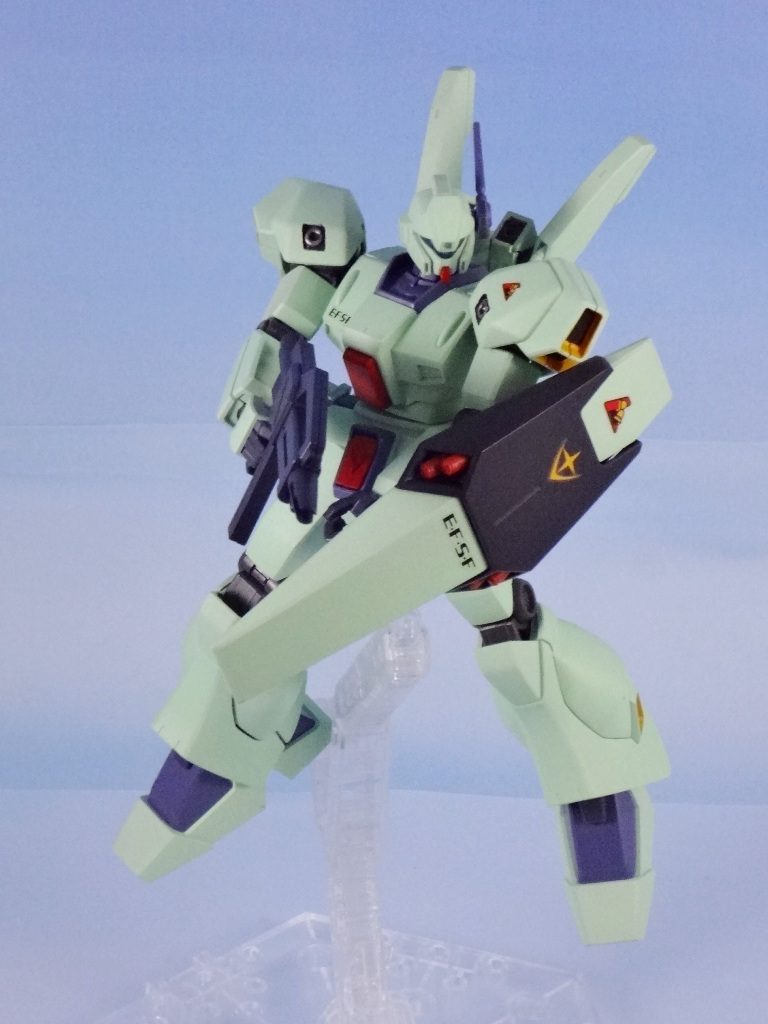 カラーリング。
MrカラーC62つや消しホワイト + C66ディトナグリーンを2:1くらいで調合。シールドとライフル MSファントムグレー。コックピットハッチ他の赤色をMSサザビーレッド。
関節は成型色のまま。