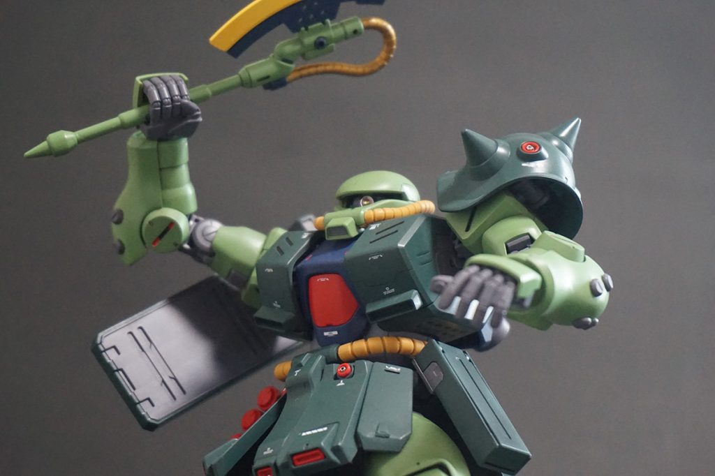 他のザク系キットに比べヒートホークが大型なのがウレシイです。