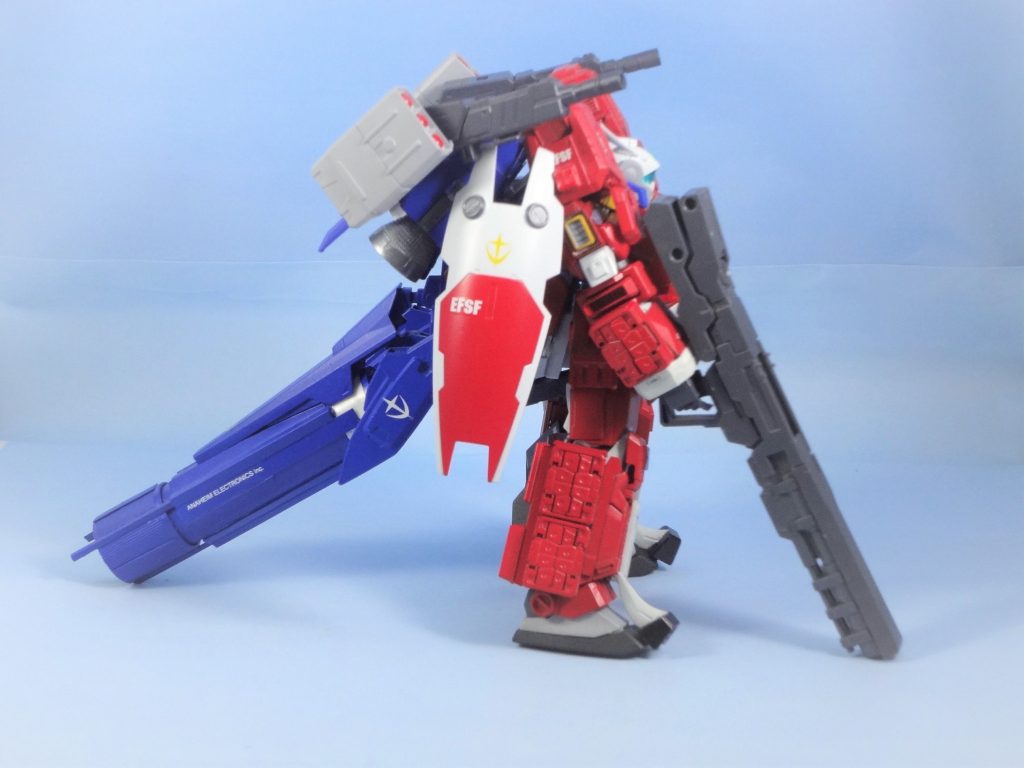 側面
両側にアーム付きでシールドを装備。手持ちの武器はのコトブキヤのウェッポン。