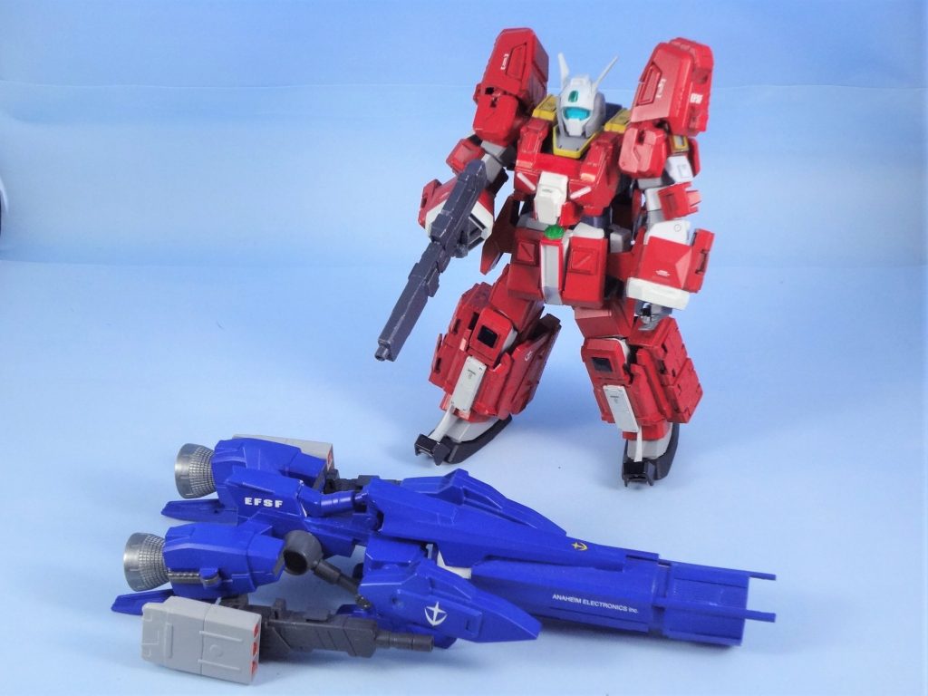 白状します。イデオンネタで製作。1/100ネモ発売の頃(10年ぐらい前かな)のモデグラに掲載されていたネモコンペにあったイデオン塗装をみて、いつか自分もやりたいと思っていました。
塗装塗り替えでは作例と同じで面白くないのでオプション化して装備する方式にしました。
でも、これ太っちょだよね・・・?(^^)