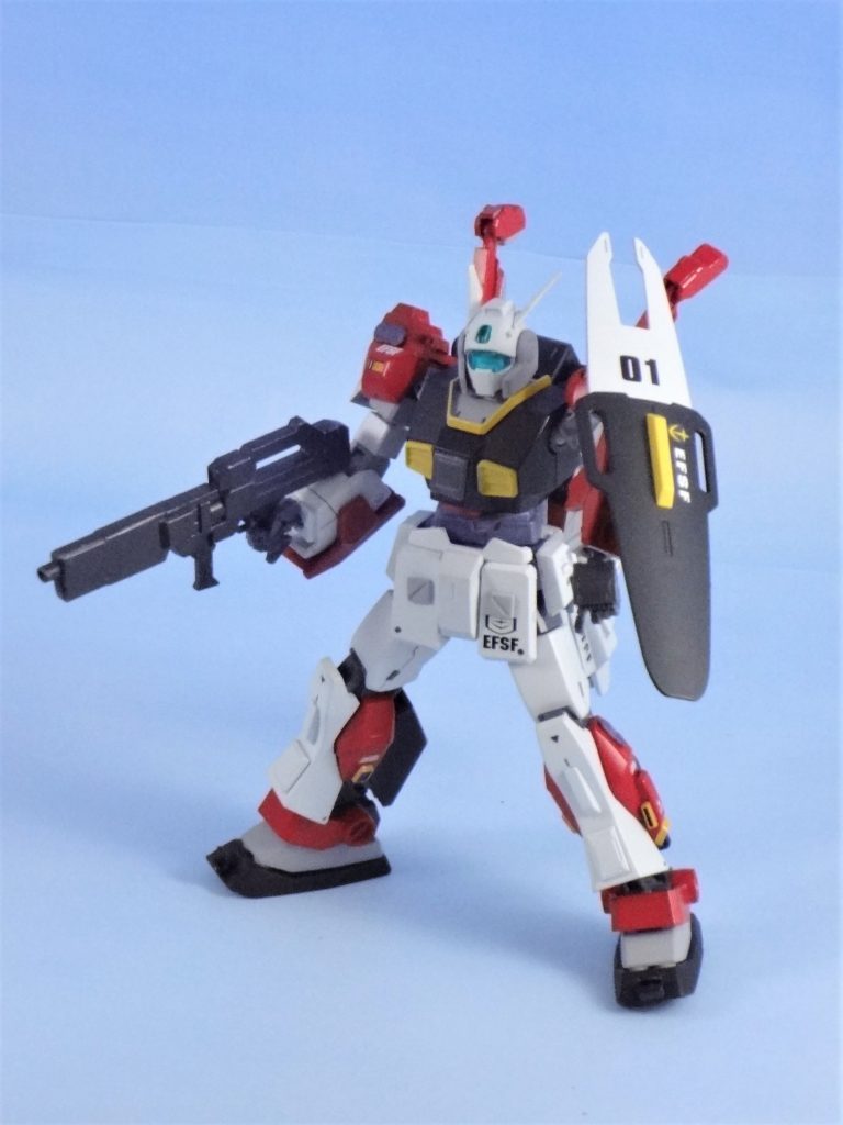 頭部はツインアンテナ。ザク系の角を2本追加