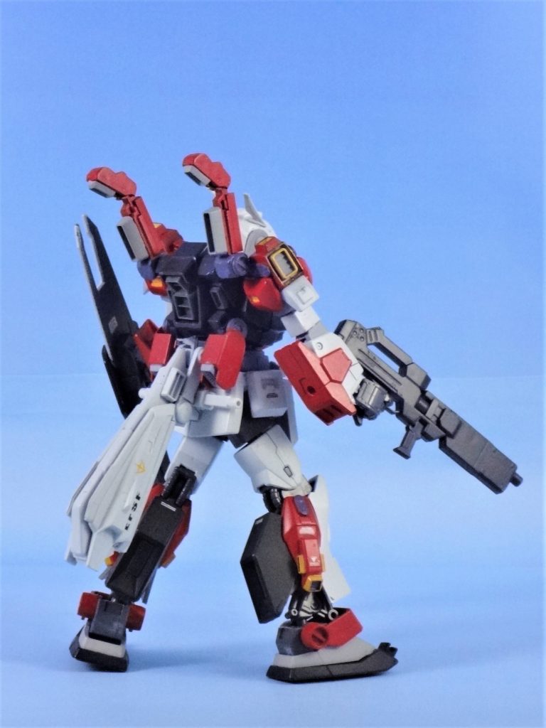 側面。
肩のバーニア部分をコトブキヤのパーツでデティールUP。
脚部のバーニア部分もジャンクパーツでデティールUP。