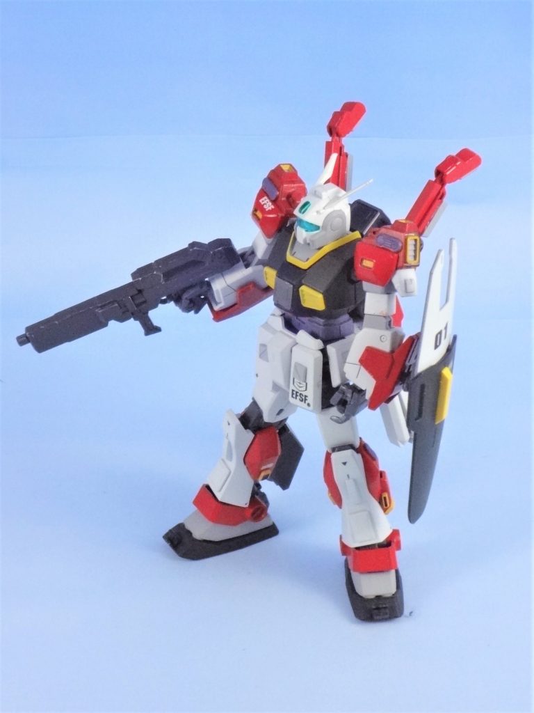 シールドはネモのまま。ライフルはパワードジム・カーデガンのものを改造。