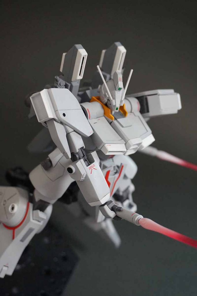 ビームサーベルは両方とも取り外して装備可能です。