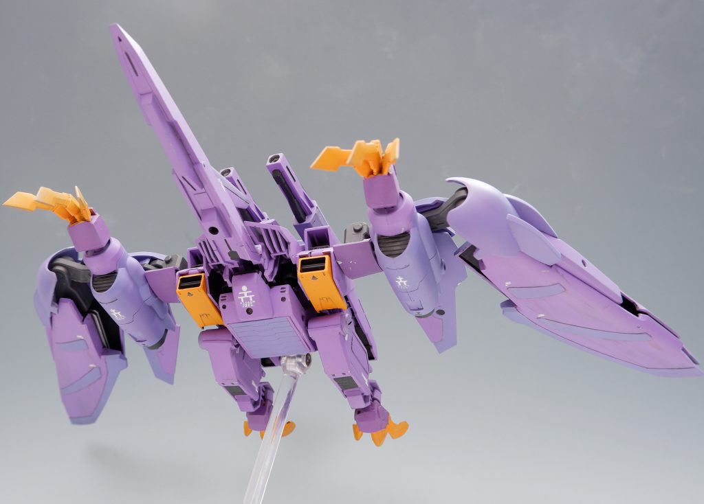 下から。プテラノドンとしての体型と高機動支援メカとしての性能が上手く噛み合うようにデザインしました。