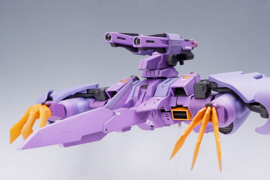 武装は背面の2連ビームキャノンとヒートクローのみ。どちらかというと偵察がメインの機体です。