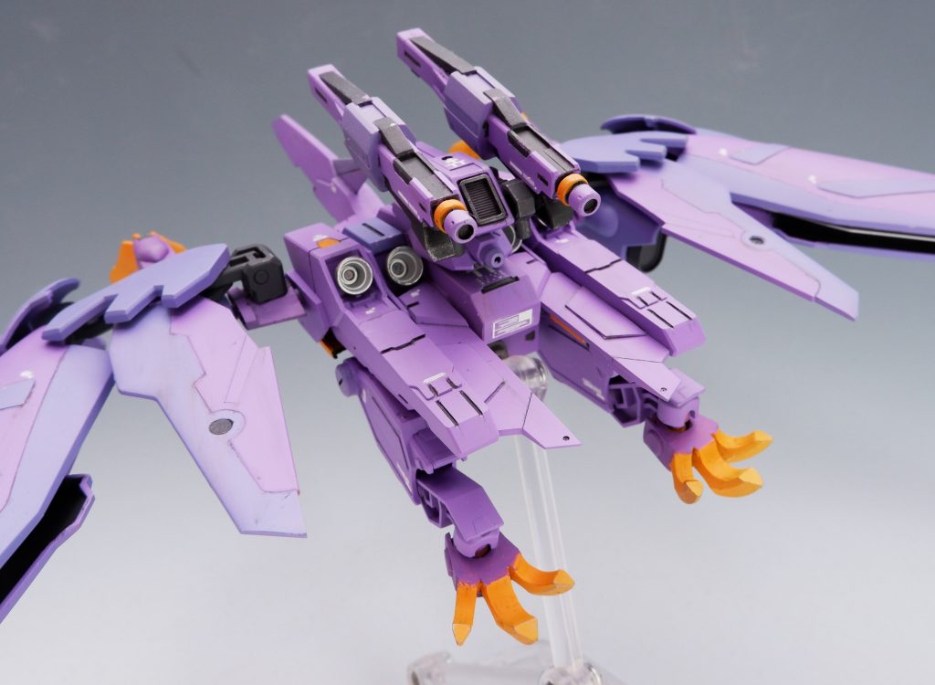 バックショット。スラスターマシマシなのでかなり早い印象です。爪はバーチャロンカラーのビビッドオレンジです。