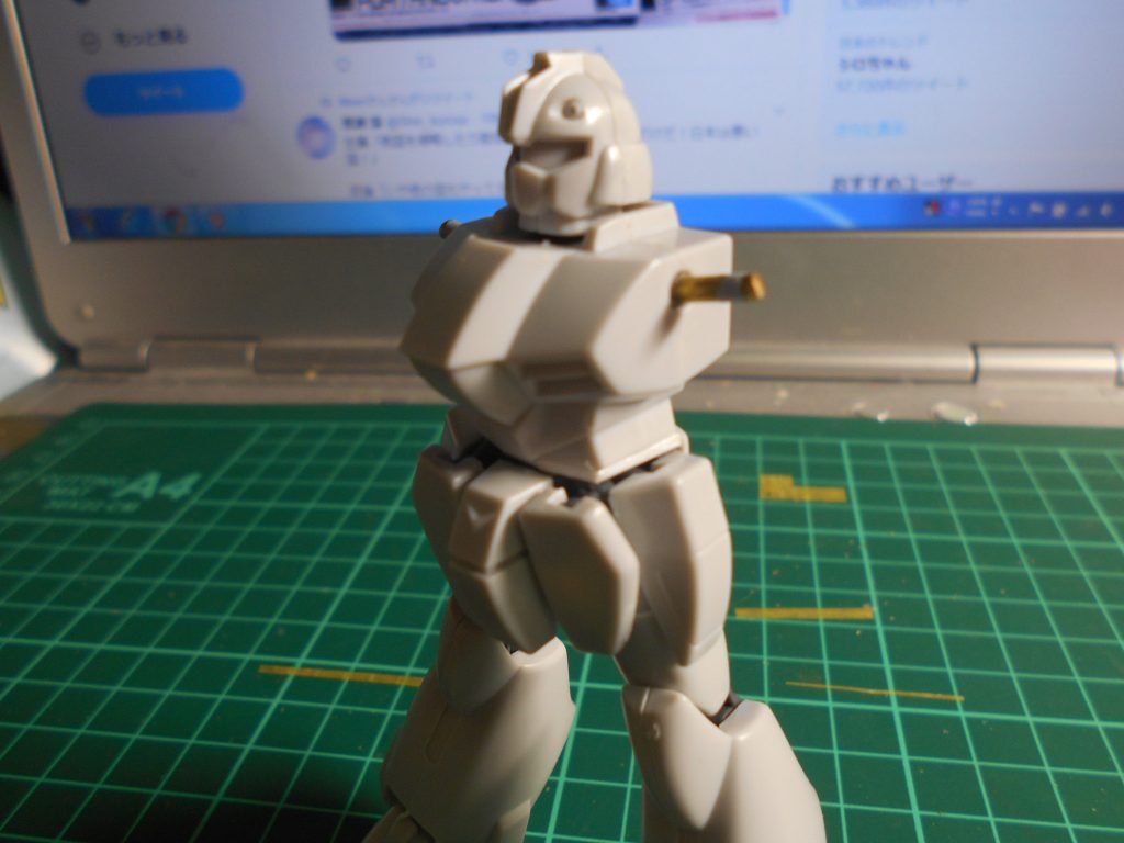 肩の付け根だけボールジョイントに改造しています(´･ω･`)