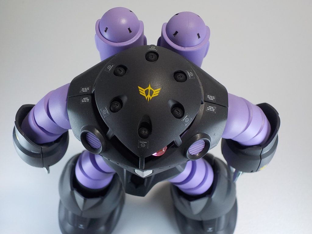 このズゴックのミサイルハッチの真ん中にエンブレム貼るのがなんか好き