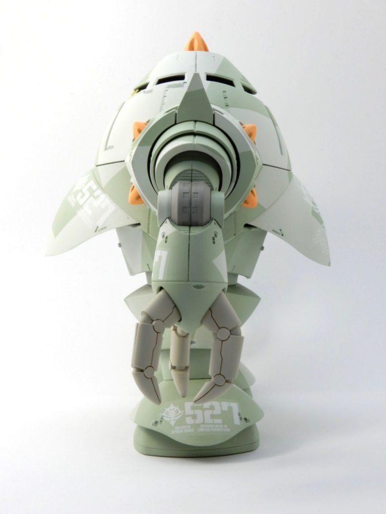 戦車っぽくしたかったサイドショット。あちこち段落ちモールドで別パーツ感を出してます。前後対称とされるMSですが、キットは足のスソに前後があるんですね。