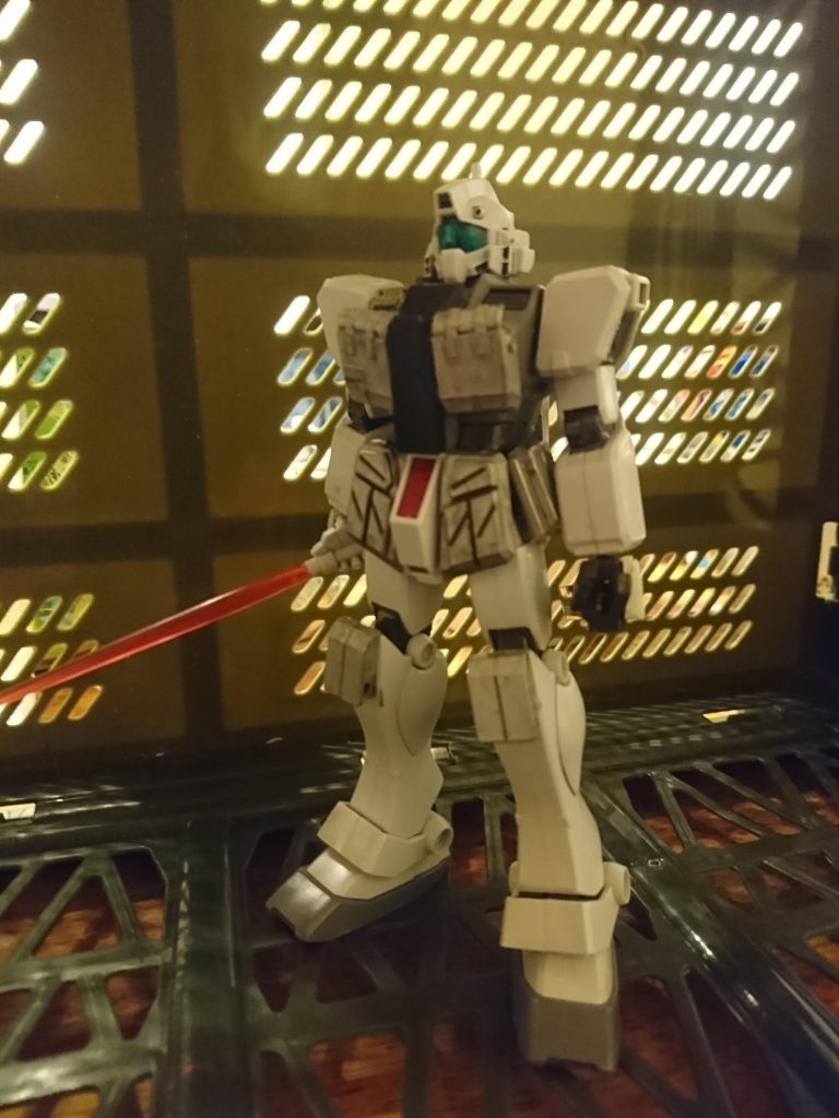 前面
増加装甲によってかなりマッシブに
頭部側面も装甲を追加され、バルカン砲も一門増えました。