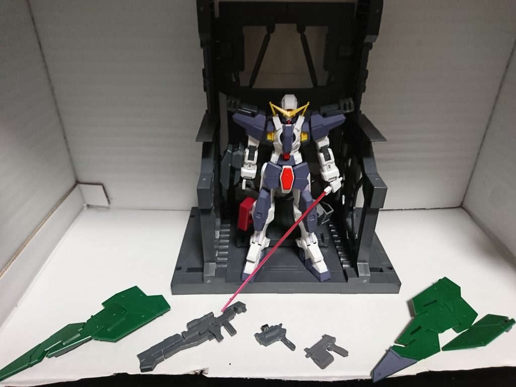 武装一覧
右からシールド、GNサブマシンガン、GNピストル(リボルバータイプ)、GNピストル(ハンドガンタイプ)、シールドとなります。
固定武装にビームサーベルを一本と右腕部にガントレットシールドを備えます。