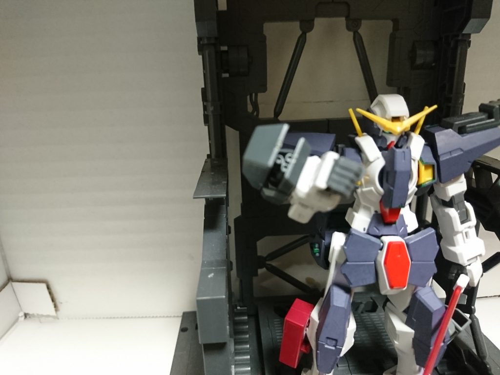 ガントレットは展開し、小型のガトリング砲を内装しています(^^)d
