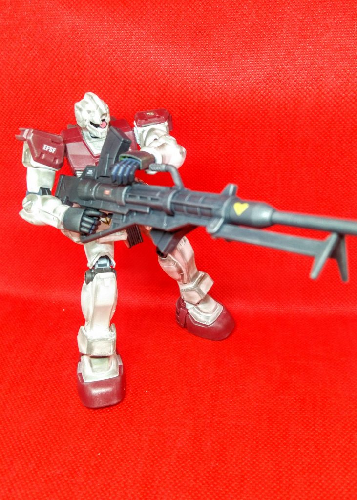 見た目は、ただ手足を付け替えてるだけの簡単ミキシングにみえると思いますが、実際は関節部が全然違いまして、結構と中身をくり抜いたり、パーツを切ったり、パテで貼り付けたりと苦労しました…