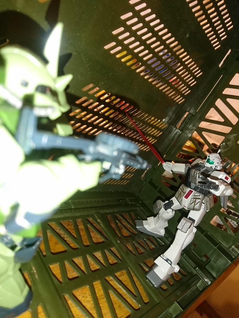 武装はビームサーベルと頭部のバルカンのみという漢仕様(^^;
搭乗者のその日の気分でナイフ持ってたりしますf(^^;