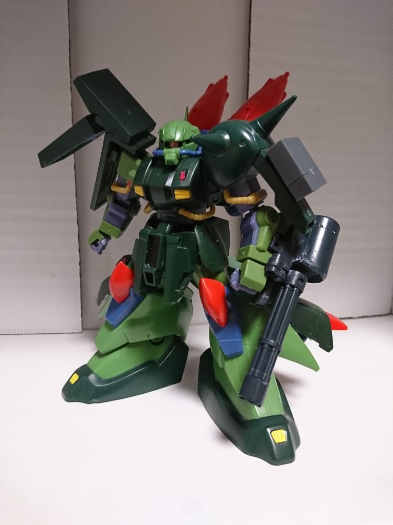 フロントビュー
シールドは横付けに戻し稼働確保の為に腰部のアーマーを少し削りました(^^)d
腰回りがすっきりしたので元型機との差別化も出来たかと思います(*^ー^)ノ♪