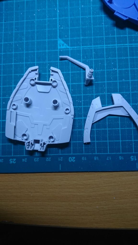 テールブースターの合わせ目消す為の後ハメ加工。
裏側のラインに沿ってノコで切れば目立たなく綺麗に後ハメ加工できます。