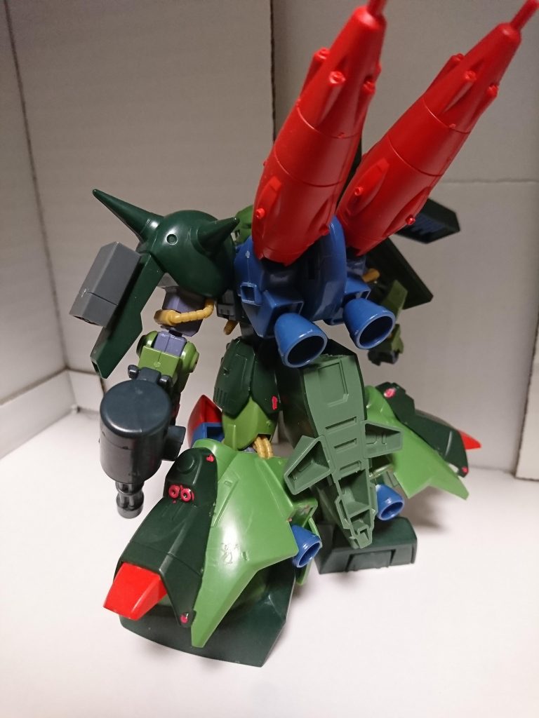 リアビュー
リヤにはジャンクパーツでスラスターを増設。脚部はハイザックと同様の位置にスラスターを増設しました(^^)d