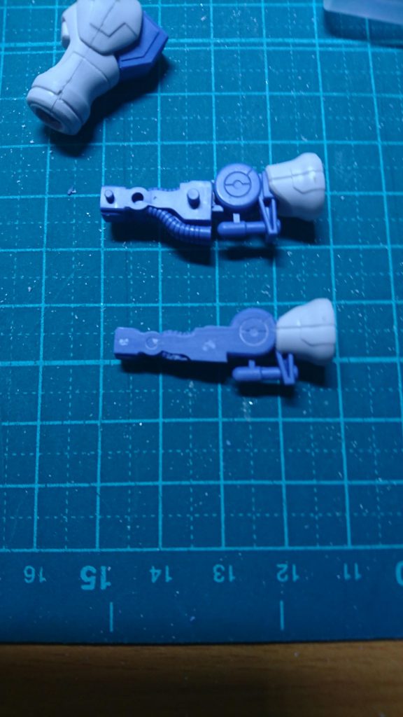 腕の後ハメ加工。
上が加工前で、下が加工後。
ピンを切るだけで簡単に後ハメ加工できます。