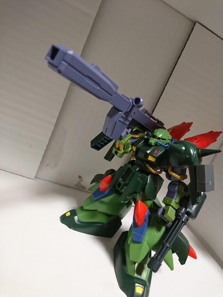 武装類は、アックスを廃止し大型ビームランチャーとスパイクシールドに増設された三連装ミサイルポッドが追加となりました(^^)d