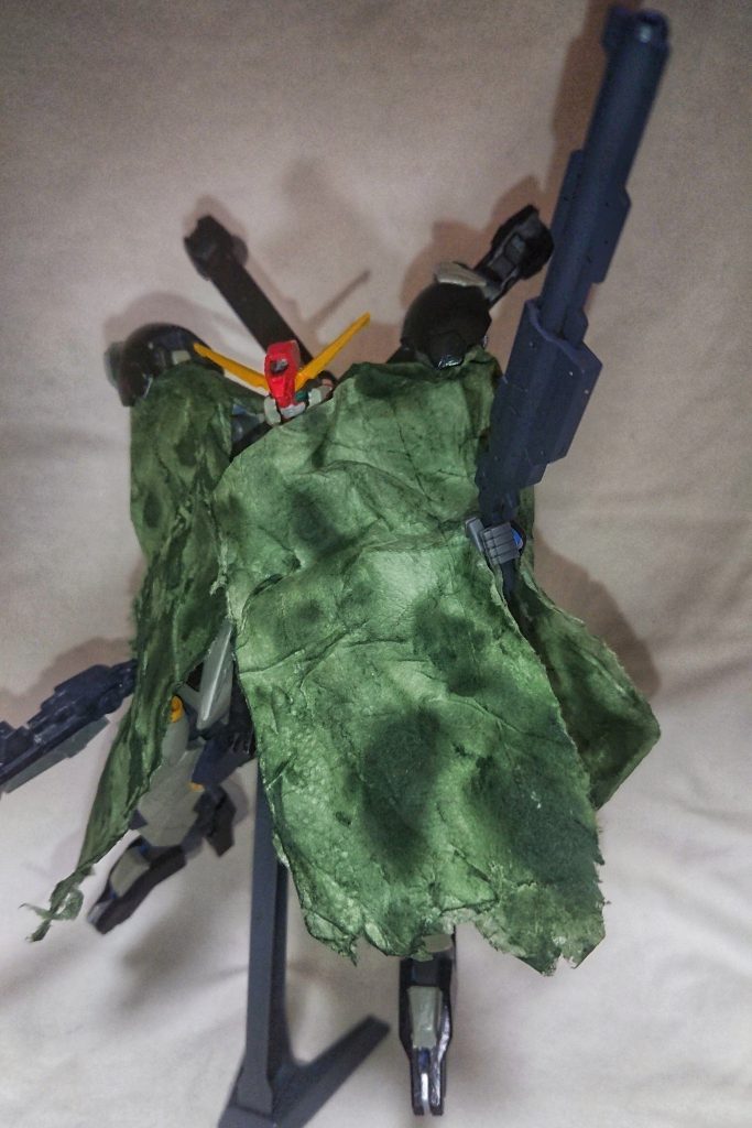 マントは肩パーツにジョイント部分をつけて、マントの穴に通してからルプスレクスの肩パーツで止めるようにしました。