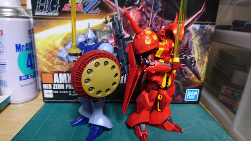 R-ジャジャはYMS-15 ギャンの設計思想を受け継いで作られたMSということで剣を構えてツーショットを！