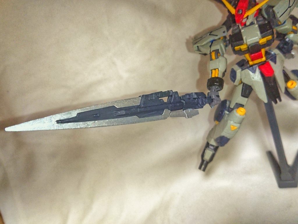 ヒートロングソード
同じくダブルオーセブンソードからです。シルバーとグレーに塗ってみました。このグレーはコバルトブルーと濃緑(暗緑色)を混ぜてできた色です。いい感じでメカっぽいグレーが出て、刃先のシルバーとで個人的に満足の品です。