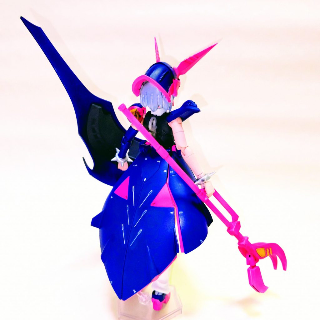 『ドッ娘シールド』過去作のフリューゲルデにて、ナイチンゲール臭が消えすぎるとの理由でボツになった盾ですが、今回バウンドドックの盾の雰囲気を出すために手を加えて採用いたしました。