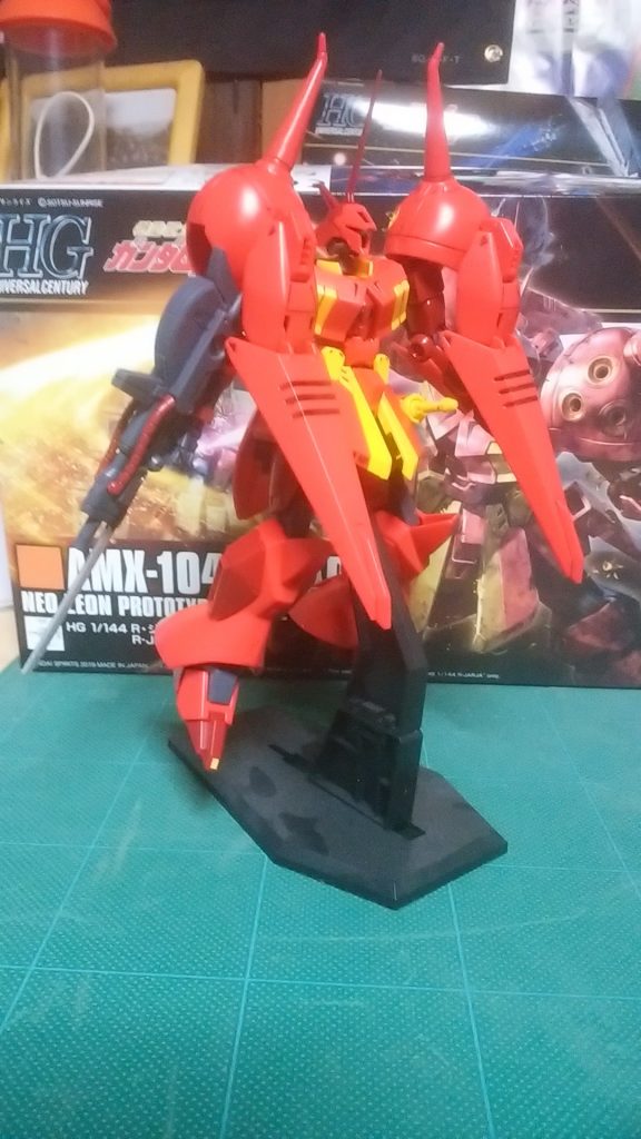 バリアブル・シールドはスラスターを内臓した多機能装備で腕部の動きを阻害しない構造になっています
展開ギミックは面倒ですが実際そこまで可動域狭めませんね