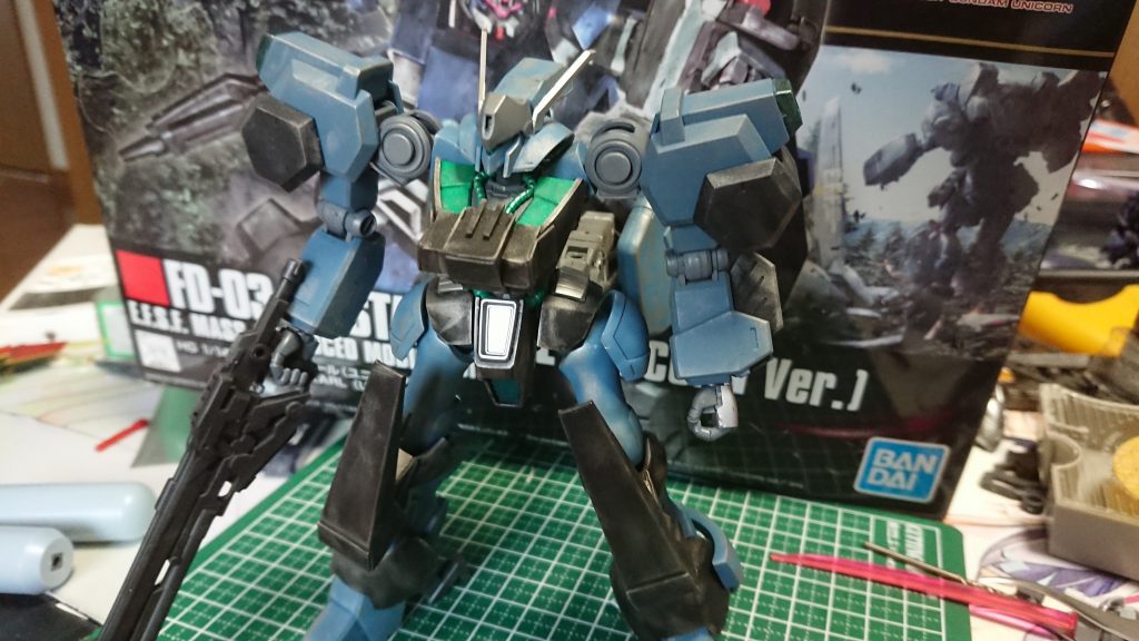 膝部に付いているものはしゃがむ場合の接地面の増加、及び前方からの攻撃から股関節を守る役目を果たします。
基本的には後者の役割が多いです。