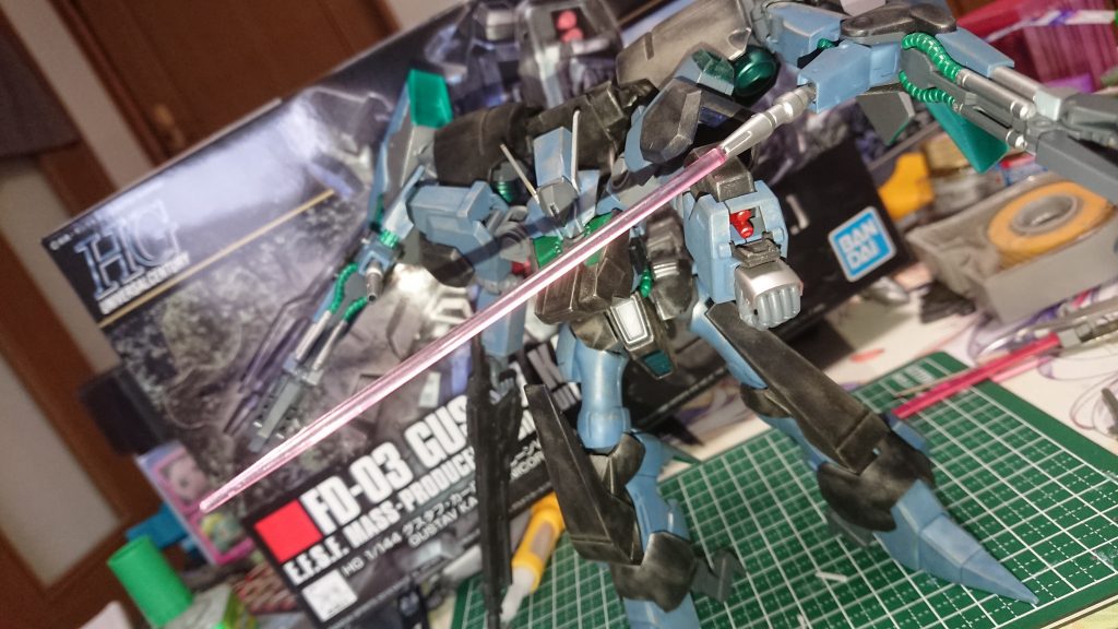 サブアーム装着時にはより多彩な攻撃が可能です。
しかし、先程の腰部にプロペラントを装備していない場合は燃料消費が激しく、長時間の戦闘は不可能です。
しかし、推進力は高い為、今回のこの装備では強襲を目的としています。