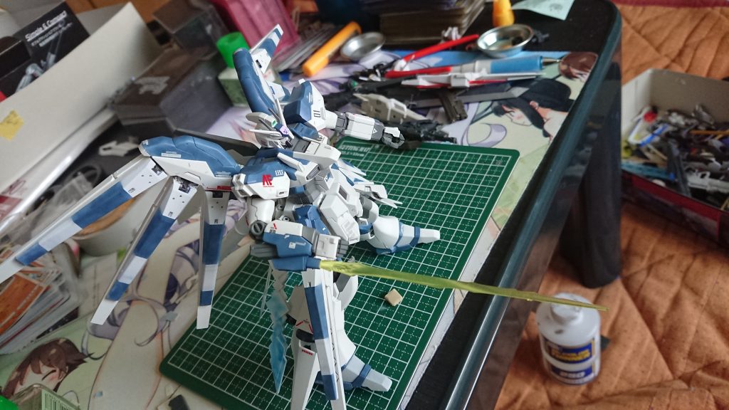 先ず、腕部マシンガンをビームサーベルに変え、ビームトンファーを付けました。
なお、右腕にしかありません。