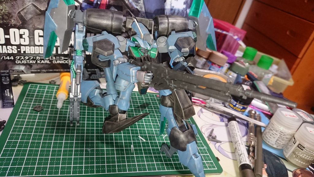 この機体はディミオスの名の通り、処刑者のように素早く相手の命を刈り取ります。
また一騎当千でも活躍出来るため、相手からしたら出会いたくは無いでしょう。
が、追加で腕を二本付ける為、操縦は困難を極める為、ニュータイプが基本的にパイロットとなりますが、頭部を延長し、補助AIを搭載してオールドタイプ専用にも出来ます。