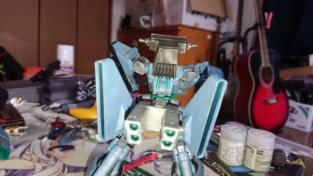 元々、大型スラスターのあった場所にシナンジュのブースターを装備、追加でスラスターやプロペラントタンクを装備することが出来ます。