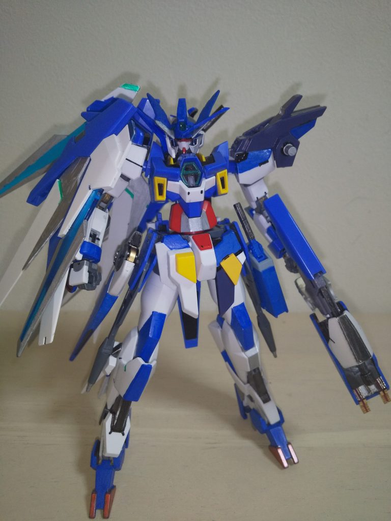 特に何かした訳ではありません。AGE-2にした理由は、一番思い入れが強い機体だからです。テーマは左右非対称。フェニーチェの様に削ったりして表現するのは自分の腕では難しいので、逆に盛ることにしました。可変機能はオミットしています。