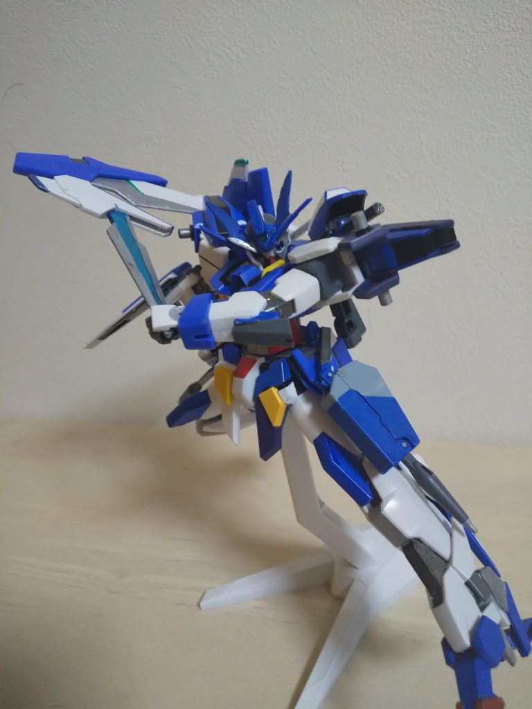 シールドバインダー兼大型実体剣ブーメラン
普段は右肩に装備。表面はビームを弾くコーティングがされているという設定です。時々右肩から外れてブーメランになります。インパルスみたいにシールド投げてそこにライフル撃って方向を変えるみたいなこともできます。