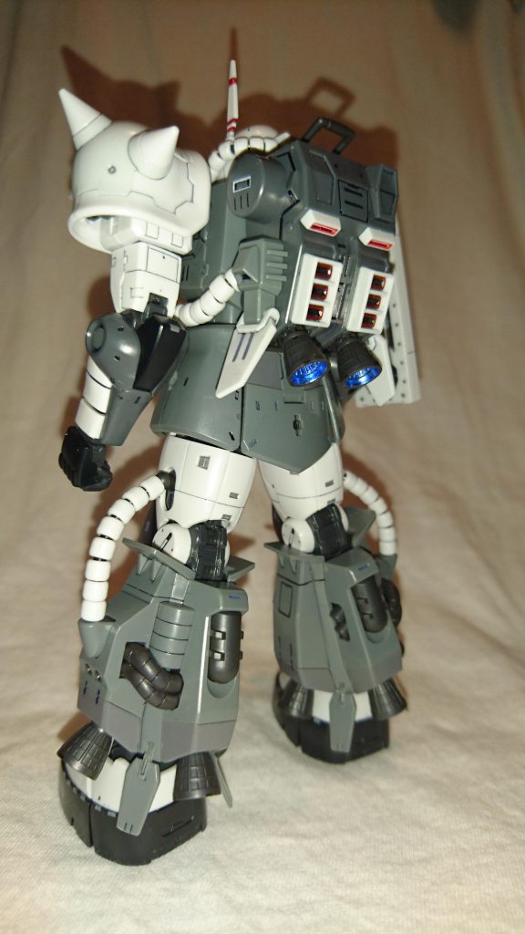 シール貼り付け前の状態を背面から。アンテナの赤いラインもガンダムマーカーで塗りました。