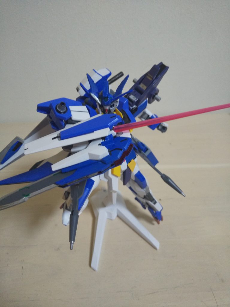 右腕はトランジェントガンダムの腕をまんま持ってきているので、GNバルカンもビームソードも使えます。また、AGE-2のシールドを装備しています。