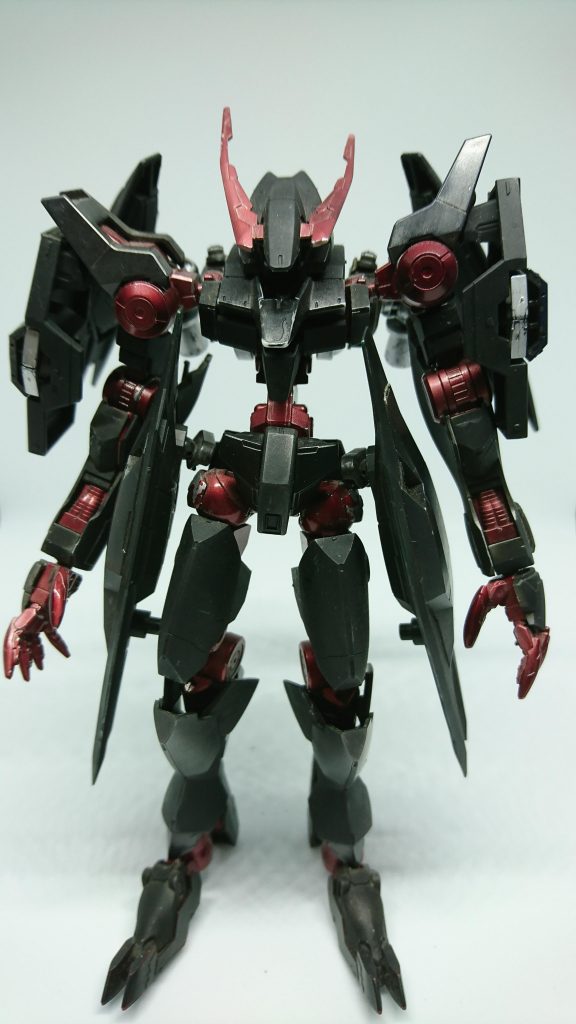 ニーズヘッグギャラルホルン極秘開発チーム「ニブルヘイム」が開発した試作型MSエイハブリアクターを三基載せることにより高出力、リアクターブースターにより爆発的な加速力を発揮するがオーバースペックの機体に仕上がったためパイロットの負荷を想定できずテストする度死者がでていたそうだ二年の月日が流れ宙域にて行動を初めどのように動かしているのか不明である