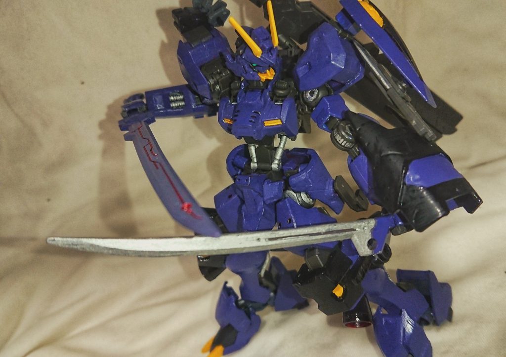 太刀二刀
こちらは左の刀の刀身をシルバーにした以外は前と同じです。