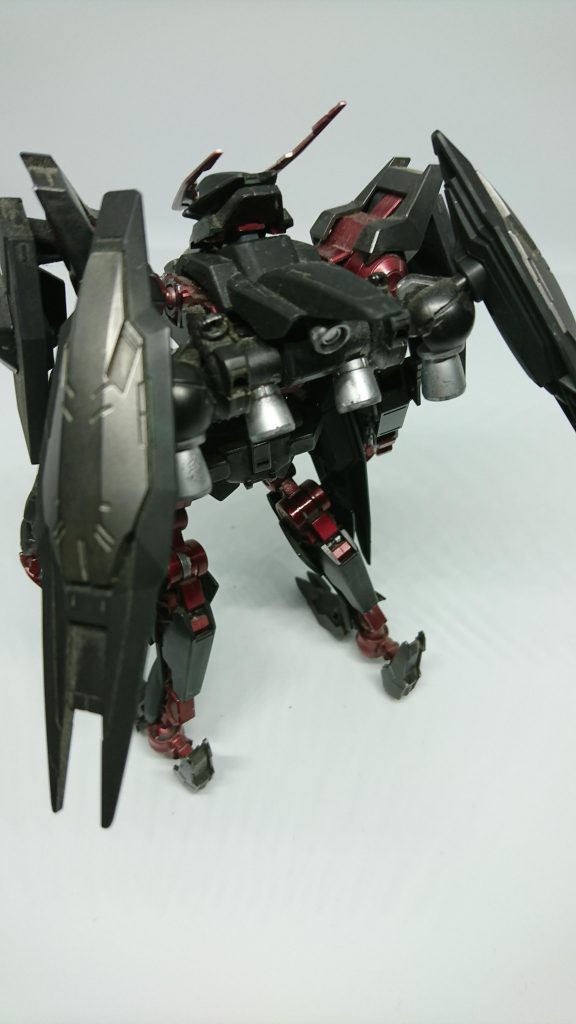 リアクターブースターニーズヘッグのバックパック二基のリアクターをベースにバックパックのパーツを取り付け開発された一基のリアクターと直結しているため三基分の動力になり、のりこなせれば最強を誇るはずだったがのりこなしたものが誰一人いない…