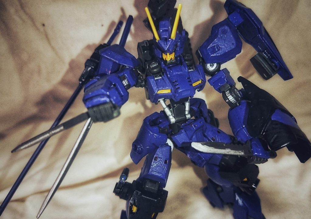 ショートナイフ
刃先をシルバーで塗ってあること以外はリナシメントのものそのままです。左肩のシールド内側に収納してます。