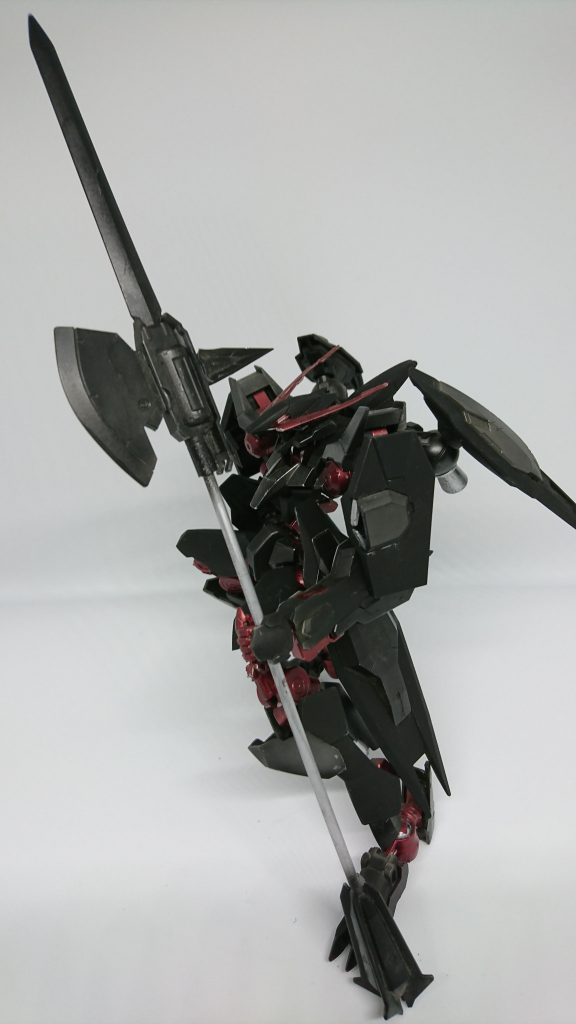 大型ハルバートニーズヘッグの唯一の近接武器かなり大型で普通のMSでは使用不可能の代物一振りでMSを吹き飛ばす威力である