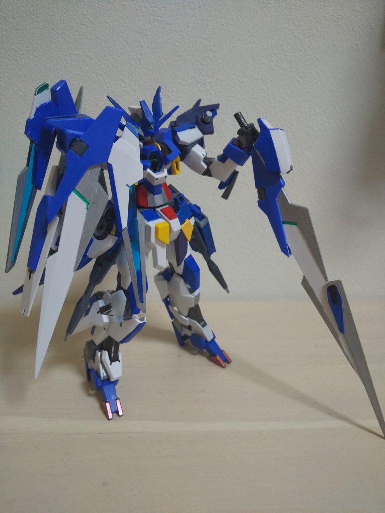 この機体のメイン武装であるこのロングブレード。上手く使えばビームも切れるビルドファイターズで聞いたことがある様な設定です。普段は背中に装備してあります。